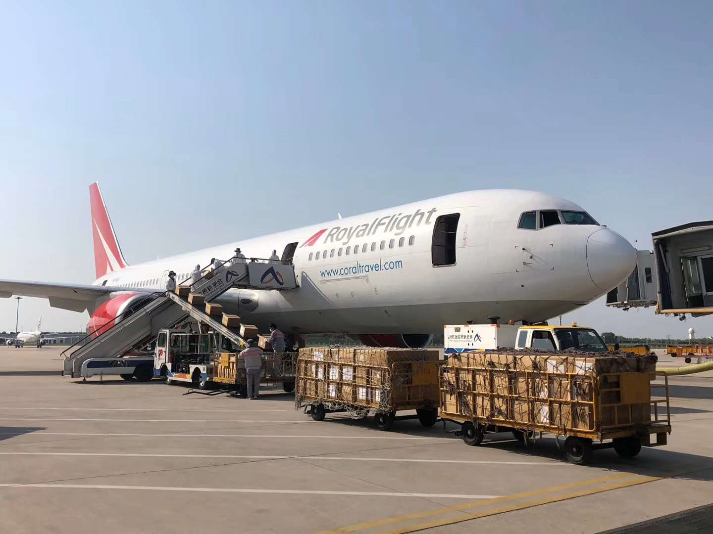 航空物流又稱飛機運輸，是以飛機為運輸工具，在有航空線路和機場的情況下運輸貨物的一種運輸方式。在我國運輸業(yè)中，航空運輸仍然占全國運輸量的比重相對較小，主要承擔遠程客運的使命。隨著物流的快速發(fā)展，航空運輸(圖1)